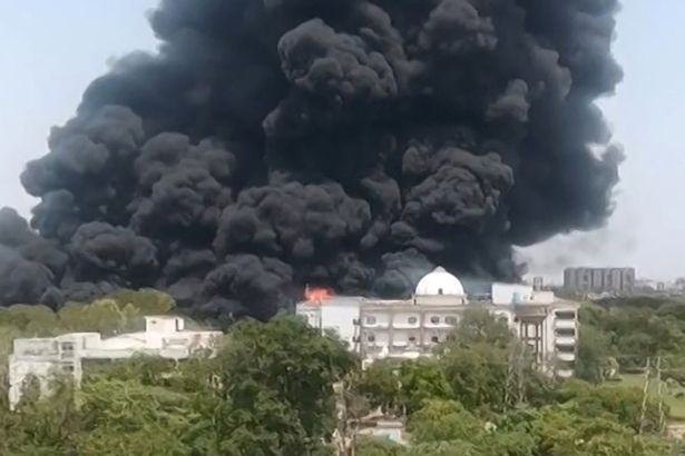 يُظهر هذا الشاشة من لقطات فيديو UGC الدخان الأسود الكثيف الذي يرتفع من منطقة سكنية بعد تحطم طيران الهند 171 في أحمد آباد في 12 يونيو 2025. 