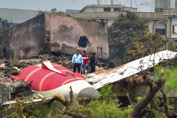 أحمد آباد ، الهند - 13 يونيو: يقف مسؤولو التحقيق في موقع Air India Boeing 787 الذي تحطمت أمس ، في 13 يونيو 2025 في أحمد آباد ، الهند