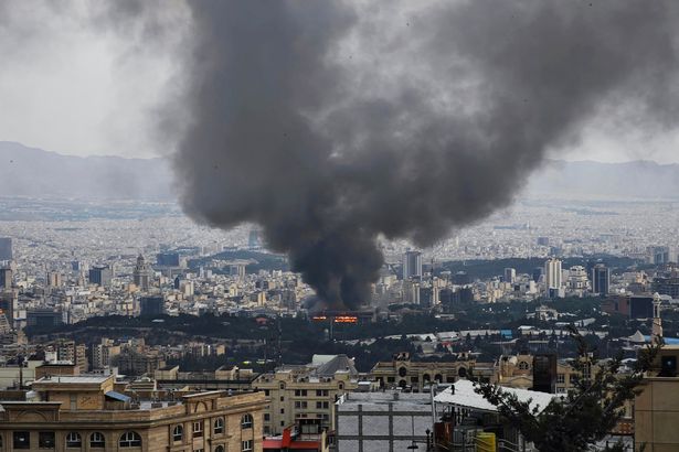 يرتفع الدخان بعد أن استهدفت إسرائيل مذيع التلفزيون الحكومي في إيران في طهران