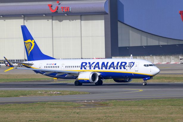 Ryanair 9H-Vum Boeing 737 MAX 8-200 تقلع من بروكسل-مطار Zaventem الدولي في Zaventem ، بلجيكا ، في 20 مارس 2025.