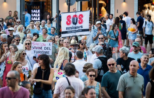يحتفظ المتظاهرون براية تقرأ "سكان SOS" أثناء مشاركتهم في مظاهرة ضد أوزان أو أسعار المساكن في جزيرة مايوركا في بالما دي مايركا في 21 يوليو 2024.