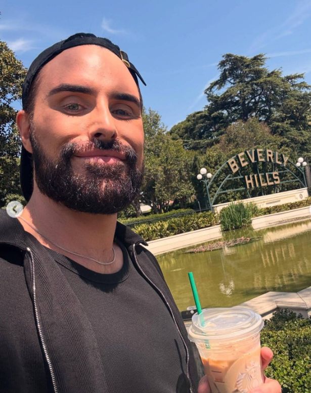يقوم Rylan Clark بتقديم قبول 