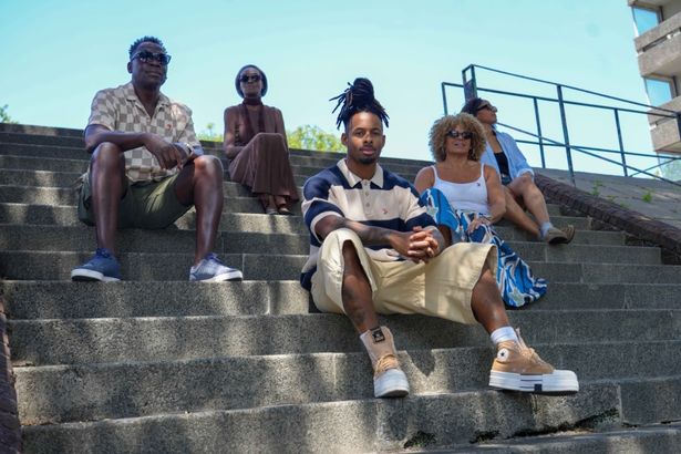 Konnor and Family Pose for Biariative on Abbey Wood Estate Steps ، موقع Supacell's Netflix