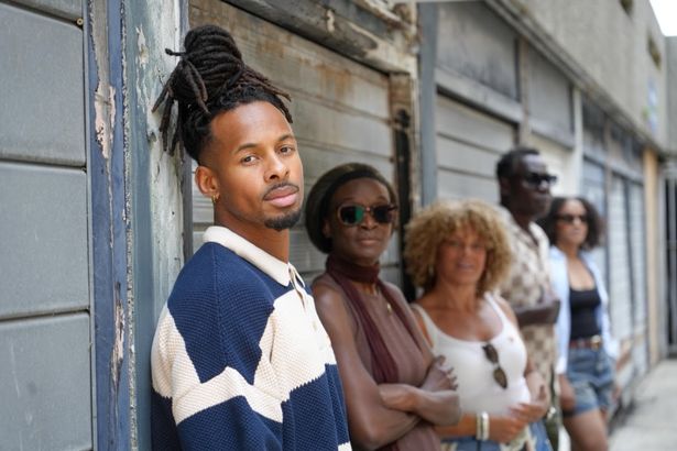 Konnor and Family Pose for Biariative on Abbey Wood Estate Steps ، موقع Supacell's Netflix