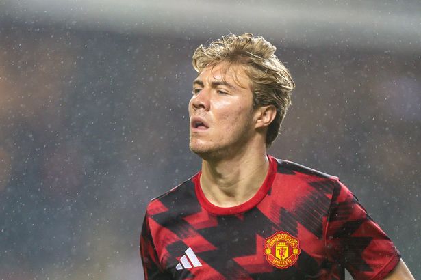 Rasmus Hojlund يسخن قبل هونغ كونغ ضد مان UTD