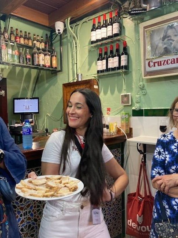حرصنا على تجنب الفخاخ السياحية واكتشاف Tapas الأصيل ، انضممنا إلى Seville Tapas و Taverns & History Tour بواسطة Devour Tours (58 جنيهًا إسترلينيًا للشخص الواحد). نقلتنا هذه الجولة الصغيرة في مجموعة من الحانات التاباس التاريخية ، حيث أخذنا أخذ عينات من الأطباق والمشروبات المحلية.