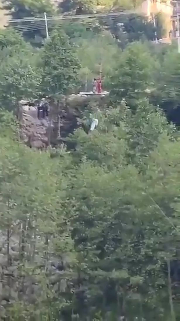 حدث حادث غريب بينما كانت الفتاة 50 قدمًا في الهواء 