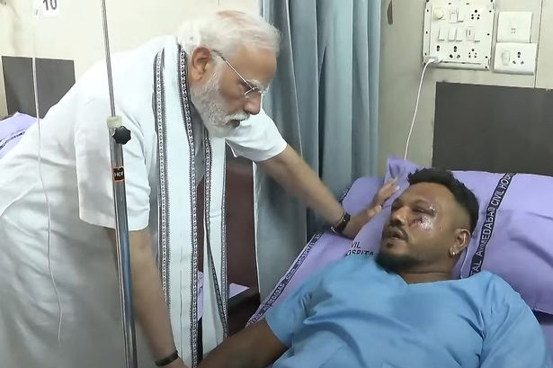 TOPSHOT - يوضح هذا الشاشة من لقطات الفيديو التي تم التقاطها وإصدارها من قناة Narendra Modi YouTube في 13 يونيو 2025 اجتماع رئيس الوزراء في الهند Narendra Modi (L) مع Vishwash Kumar Ramesh ، الناجي الوحيد من طيران Air India Flight 171 ، في مستشفى في أحمد آباد. 