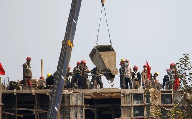 العمال يعيدون بناء المنازل في سينويجو ، كوريا الشمالية في عام 2024