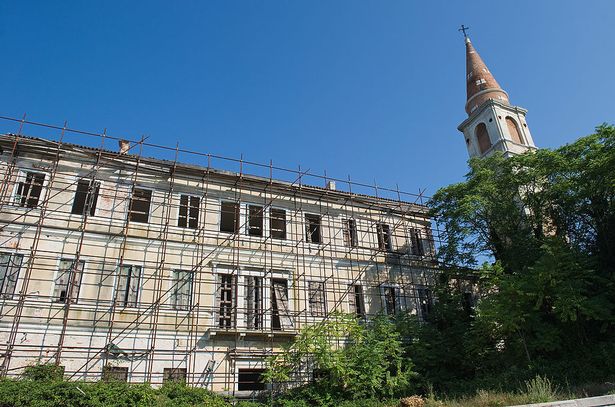 مستشفى Poveglia المغطى في scafolding