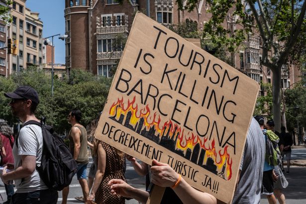 برشلونة ، إسبانيا - 15 يونيو: يسير المتظاهرون خلال احتجاج مناهضة السياحة في 15 يونيو 2025 في برشلونة ، إسبانيا. يحتفظ الناشطون ضد أوحان الاضطرابات بالاحتجاجات في جميع أنحاء إسبانيا والبرتغال وإيطاليا اليوم حيث كان الغضب ينمو في جنوب أوروبا ضد المستويات المفرطة من السياحة. يقولون إن أعدادًا كبيرة من السياح الذين يتدفقون إلى هذه البلدان يجبرون السكان المحليين على الخروج من أماكن الإقامة بأسعار معقولة ، ويدفعون تكاليف المعيشة ومسعدين مراكز المدن. (تصوير باروما باسو/غيتي إيموكيز)