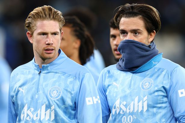 جاك غريليش من مانشستر سيتي مع كيفن دي بروين بعد الاحماء قبل المباراة.