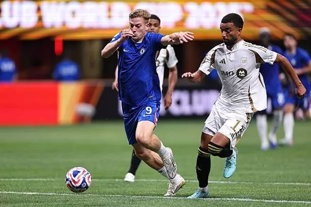 يمتد Liam Delap of Chelsea مع الكرة تحت ضغط من Timothy Tillman من لوس أنجلوس FC خلال مباراة Group World Group 2025 FIFA 2025 بين تشيلسي FC ونادي لوس أنجلوس لكرة القدم على ملعب مرسيدس بنز في 16 يونيو 2025 في أتلانتا ، الولايات المتحدة.