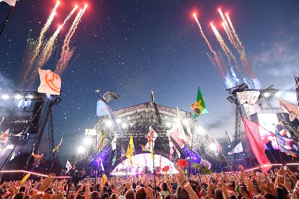 GLASTONBURY ، إنجلترا - 29 يونيو: منظر عام للحشد الذي يستمع إلى كولدبلاي أداء خلال اليوم الرابع من مهرجان غلاستونبري 2024 في Worthy Farm ، Pilton في 29 يونيو 2024 في Glastonbury ، إنجلترا. أسس مهرجان Glastonbury الذي أسسه Michael Eavis في عام 1970 ، ويضم حوالي 3000 عرض على مدار أكثر من 80 مرحلة. يشتهر المهرجان ، المشهورة بأجواءها النابضة بالحياة ومرحلة الهرم الأيقونية ، مجموعة متنوعة من الموسيقى والفنون ، وتجسيد روح المجتمع والإبداع والوعي البيئي. (تصوير جو ماهر/غيتي إيمايز)