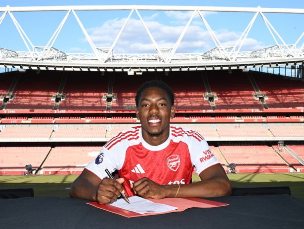 مايلز لويس-سكيلي يوقع عقدًا جديدًا على المدى الطويل مع Arsenal