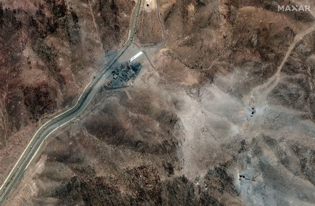 صورة قمر صناعي تم التقاطه في 24 يونيو 2025 ، تُظهر حفر غارة جوية جديدة في تركيب محيط في مصنع إيران Fordow Fuel Tricriment
