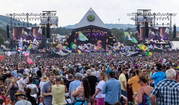   يتجمع الناس أمام مرحلة الهرم الرئيسية حيث يؤدي الفنانون في اليوم الثالث من مهرجان Glastonbury 2023 