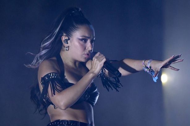 GLASTONBURY ، إنجلترا - 26 يونيو: تشارلي XCX على عروض John Peel Stag خلال اليوم الخامس من مهرجان Glastonbury في Worthy Farm ، Pilton في 26 يونيو 2022 في Glastonbury ، إنجلترا. (تصوير كيت جرين/غيتي إيموكيز)