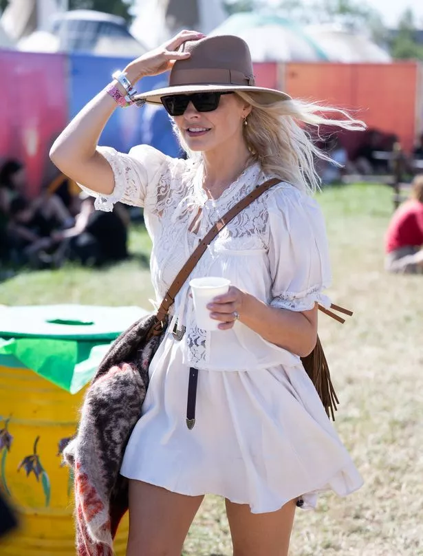 GLASTONBURY ، إنجلترا - 27 يونيو: هولي ويلوغبي خلال اليوم الثالث من مهرجان غلاستونبري 2025 في Worthy Farm ، Pilton في 27 يونيو 2025 في Glastonbury ، إنجلترا. تأسست Glastonbury ، التي أنشأها Michael Eavis في عام 1970 ، إلى أكبر مهرجان للموسيقى في المملكة المتحدة ، حيث جذب أكثر من 200000 معجب للاستمتاع بالعروض عبر أكثر من 100 مرحلة. في عام 2026 ، سيستغرق المهرجان عامًا من البور ، وهو توقف مؤقت للسماح بوقت موقع المزرعة الجدير بالراحة والتعافي. (تصوير سمير حسين/سلكي)