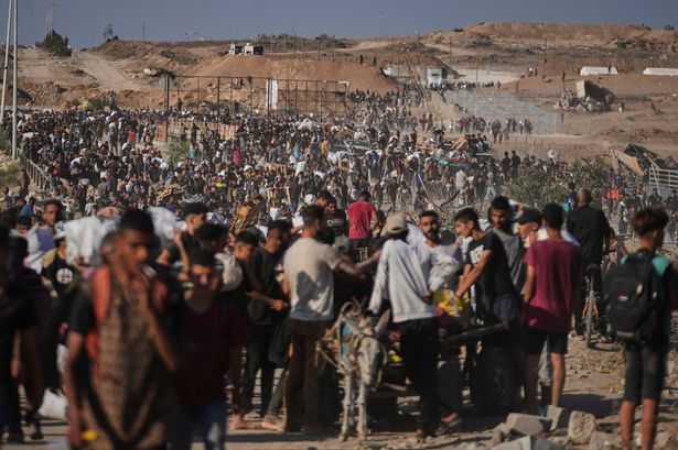 يحمل الفلسطينيون حزم المساعدات الإنسانية بالقرب من مركز توزيع مؤسسة غزة الإنسانية التي تديرها المنظمة المدعومة من الولايات المتحدة في خان يونس ، جنوب غزة ، الخميس ، 26 يونيو 2025 (AP Photo/Abdel Kareem Hana)