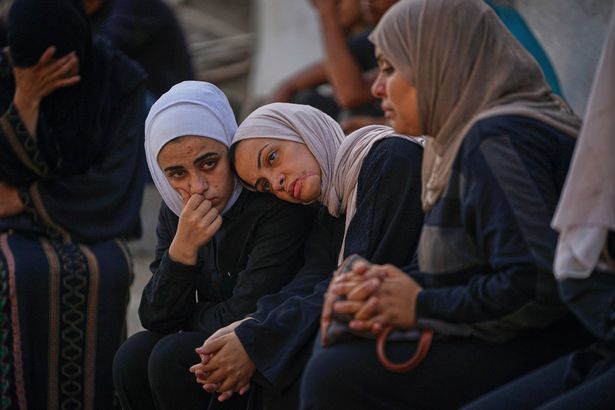 أقارب الفلسطينيين الذين قتلوا في ضربات الجيش الإسرائيلي ينتظرون دفنهم في مستشفى شيفا في مدينة غزة ، الخميس ، 26 يونيو 2025.