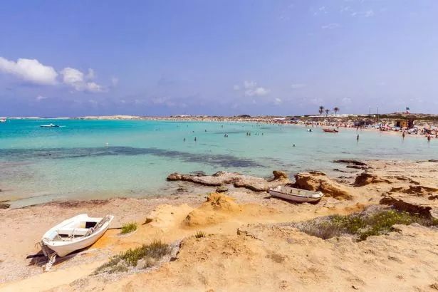 Platja illetes ، شاطئ بري مع الرمال البيضاء والمياه الفيروزية 