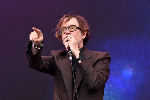 Jarvis Cocker من أداء اللب في مهرجان Glastonbury