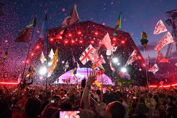 GLASTONBURY ، إنجلترا - 29 يونيو: منظر عام للحشد الذي يستمع إلى كولدبلاي أداء خلال اليوم الرابع من مهرجان غلاستونبري 2024 في Worthy Farm ، Pilton في 29 يونيو 2024 في Glastonbury ، إنجلترا. أسس مهرجان Glastonbury الذي أسسه Michael Eavis في عام 1970 ، ويضم حوالي 3000 عرض على مدار أكثر من 80 مرحلة. يشتهر المهرجان ، المشهورة بأجواءها النابضة بالحياة ومرحلة الهرم الأيقونية ، مجموعة متنوعة من الموسيقى والفنون ، وتجسيد روح المجتمع والإبداع والوعي البيئي. (تصوير جو ماهر/غيتي إيمايز)