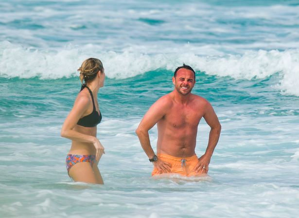 Ant McPartlin على شاطئ Cabarita