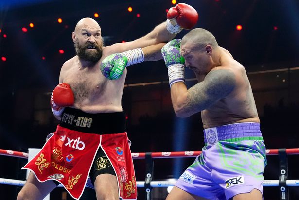 Tyson Fury (يسار) وأوليكساندر Usyk خلال مسابقة WBA و WBC و WBO و IBO World للوزن الثقيل في The Kingdom Arena في Riyadh ، المملكة العربية السعودية