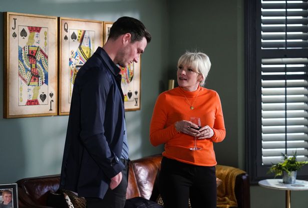 لورا دودينغتون في مشهد Eastenders