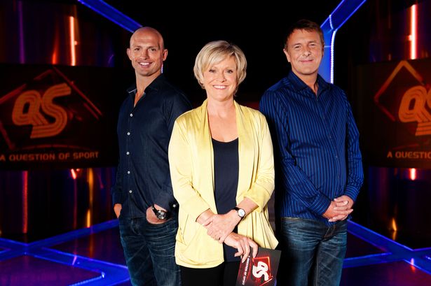 Phil Tufnell (يمين) ومات داوسون (يسار) يقفان على جانبي سو باركر في مسألة استوديو الرياضة