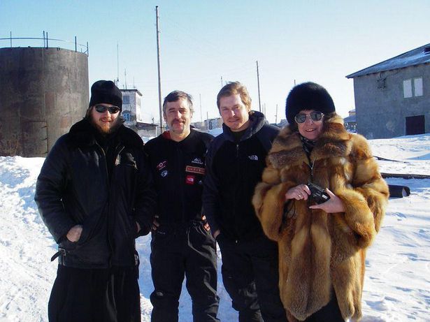 كارل بوشبي (الثاني اليمين) مع رفيقه الأمريكي السفر ديميتري كيفر (اليسار الثاني) في لافيرنتيا ، روسيا. تم احتجاز الزوج أثناء محاولته إكمال أطول رحلة في التاريخ بعد دخولهم البلاد عبر مضيق بيرينغ من ألاسكا.