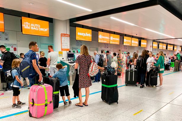 صورة قائمة انتظار الركاب EasyJet في المطار
