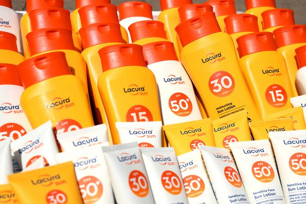 مجاني في استخدام الصور المصورة: Aldi التخلي عن Suncream المجاني للعمال في الهواء الطلق من قبل محطة West Finchley Tube. الاتصال: Salina Duarte sduarte@clarioncomms.co.uk pr نشرة - مجانية للاستخدام