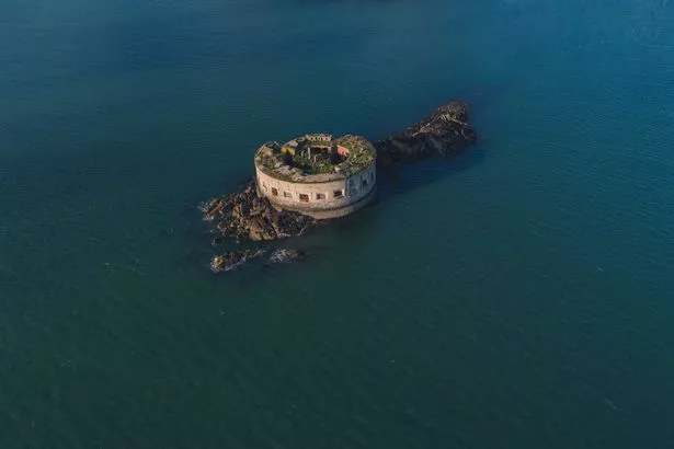 Stack Rock Fort عبارة عن حصن مبني على جزيرة صغيرة في ممر Milford Haven Waterway ، Pembrokeshire. تكمن الحصن الآن.