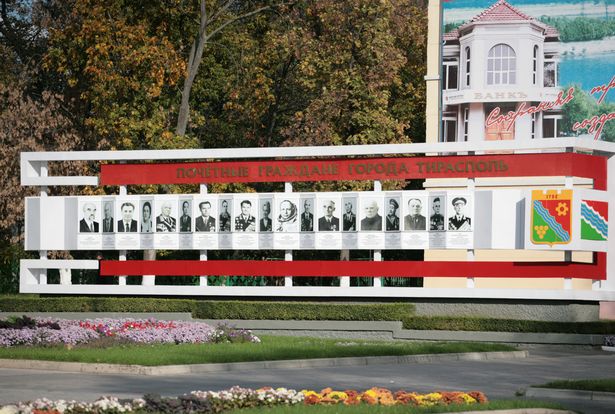 Tiraspol ، Moldova - 19 أكتوبر: مجلس للمواطنين المشهورين في Tiraspol شوهد في 19 أكتوبر 2008 في Tiraspol ، Moldova. Tiraspol هي ثاني أكبر مدينة في مولدوفا وهي المركز العاصمة والإداري لجمهورية Pridnestrovian Moldavian المستقلة الواقعية (Transnistria). تقع المدينة على الضفة الشرقية لنهر دنيستر. Tiraspol هو مركز إقليمي لصناعة الضوء ، مثل الأثاث وإنتاج السلع الكهربائية. لا يتم الاعتراف بجمهورية مولد دنيستريان ، Locatet في المنطقة الشرقية من البلاد ، على المستوى الدولي ، ولكنها لديها رئيس خاص بالعملة والجيش. Transnistria - حالة غير معترف بها دوليًا هي جزء من مولدافيا. كانت المنطقة تعتمد بشكل فعلي منذ عام 1991 ، بعد إصدار إعلان من جانب واحد للاستقلال من مولدوفا وهزمت القوات المولدات بنجاح في حرب ترانسنيستريا. منذ أن عقدت وقف إطلاق النار ولكن Transnistria - حيث يوجد معظم صناعة مولداويان - لا يزال منطقة "صراع متجمد". (تصوير ماتياس شومان/غيتي إيمايز)