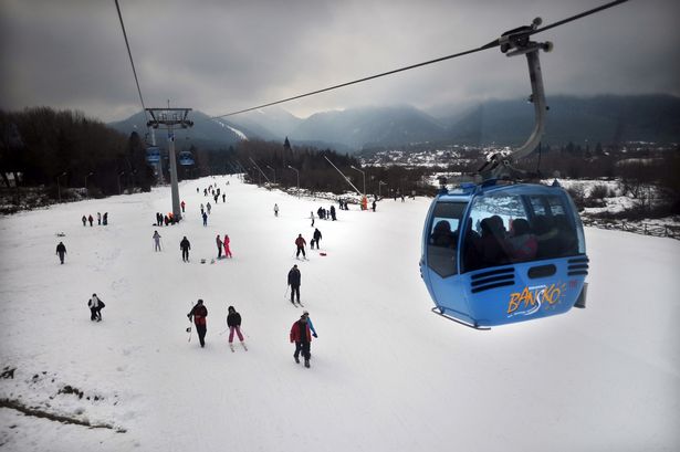 يستمتع الناس بالثلوج تحت Gondola للتزلج الذي ينقل إلى منتجع Banderishka Polyana للتزلج بالقرب من Bansko ، على بعد حوالي 150 كم جنوبًا من صوفيا ، في 13 فبراير 2014. تحصل بلغاريا ، واحدة من أفقر البلدان في الاتحاد الأوروبي ، على أكثر من 13 ٪ من الناتج المحلي الإجمالي للسياحة المنخفضة التكلفة في منتجعات Ski الثلاثة والمنتجعات الرياضية على طول البحر الأسود. AFP Photo/Nikolay Doychinov (يجب أن يقرأ ائتمان الصورة Nikolay Doychinov/AFP/Getty Images)