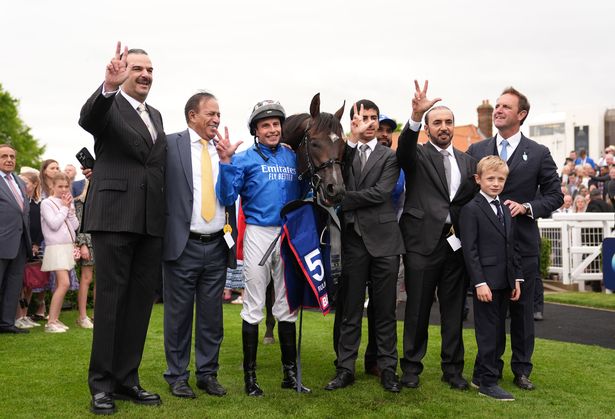وليام بويك ، تشارلي أبلبي (يمين) والاتصالات بعد الفوز بجائزة Betfred 2000 Guineas