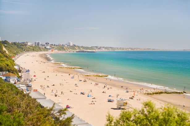 Bournemouth Beach في Dorset هو شاطئ شائع جدًا في جنوب إنجلترا.