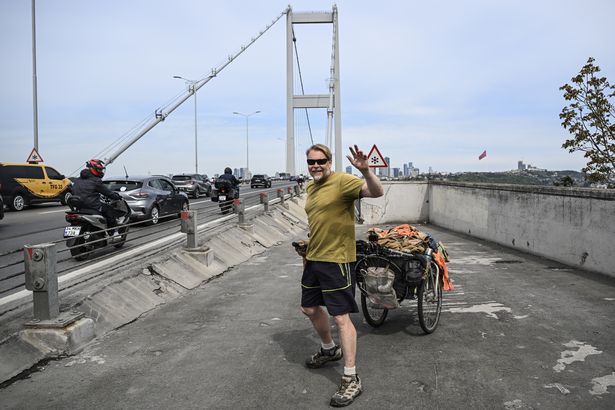 Karl Bushby على ساقه الأخيرة في منزله لهول قد وصل إلى تركيا. هذا هو عبور جسر الشهداء من آسيا إلى أوروبا بإذن خاص.