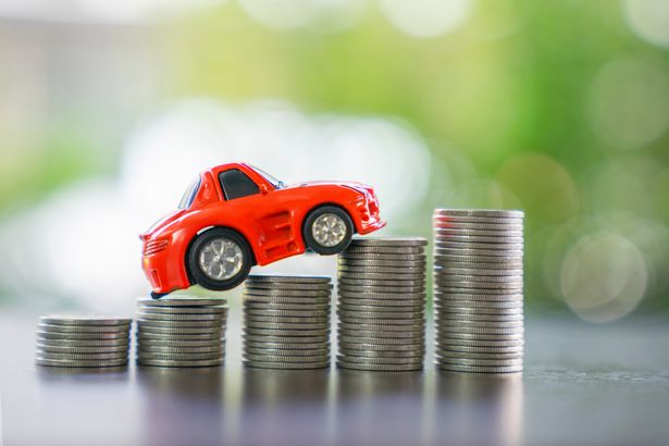 وصل التأمين على السيارات إلى ما يقرب من 1000 جنيه إسترليني في عام 2023 - لكن الأسعار تنخفض الآن 