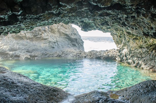 Charco Azul و Blue Pool و Pool Natural Wath في الفيروز في El Hierro و Canary Islands وإسبانيا.