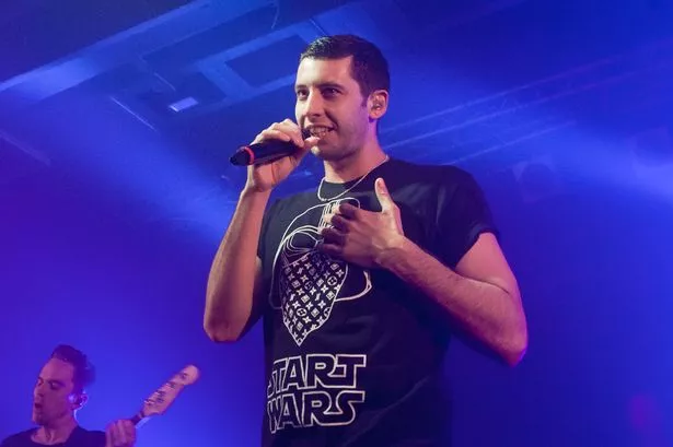 مثال يلغي Gig بعد أداء Glastonbury