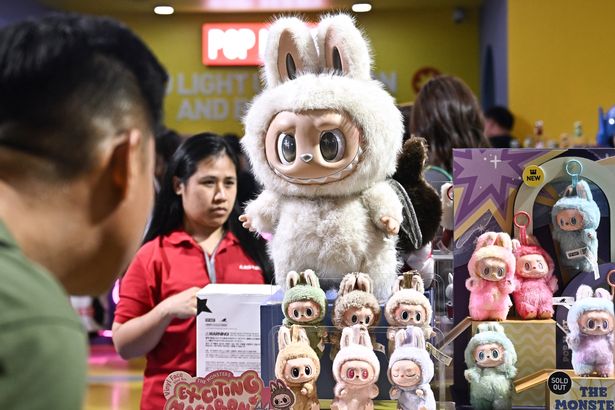 صورة للأشخاص الذين ينظرون إلى مصمم Art Art Toy Labubu في متجر Pop Mart المنبثق في Siam Center للتسوق في Bangkok في 6 مايو 2025 ، Giant Labubu