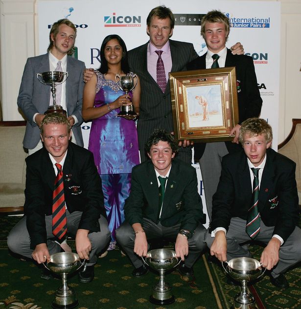 Nick Faldo مع الفائزين ، (LR) Top Row ، James Heath ، Kiran Matharu ، Nick Faldo ، Oliver Fisher. (LR) Bottom Row ، Tom Sherreard ، Rory McIlroy و Ben Evans خلال نهائي سلسلة Faldo 2004 ، الذي أقيم في Burhill Golf Club في 11 أكتوبر 2004 في هيرشام ، ساري ، إنجلترا