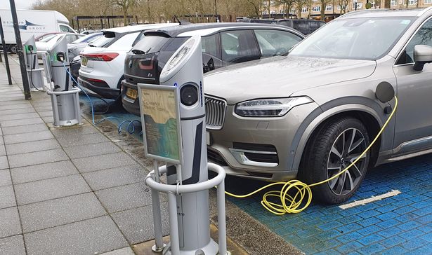 أستطيع أن أرى أن هذا يصبح شائعًا. تعاون أحد الموردين لـ EVS يسمى Octopus Electric Outels مع مورد الشاحن المنزلي Ohme لتوفير حزمة شاملة للمشترين EV. ستشمل الدفع الشهري سيارة واحدة وشاحن وخدمة و 5000 ميل من الشحن المجاني. يقوم شاحن Ohme's Home Pro بضبط أوقات شحن السيارة تلقائيًا وفقًا لتعريتك ، مما يضمن أدنى تكاليف تشغيل ممكنة.