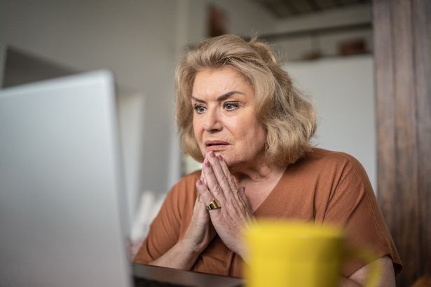 كبار امرأة تستخدم الكمبيوتر المحمول في المنزل