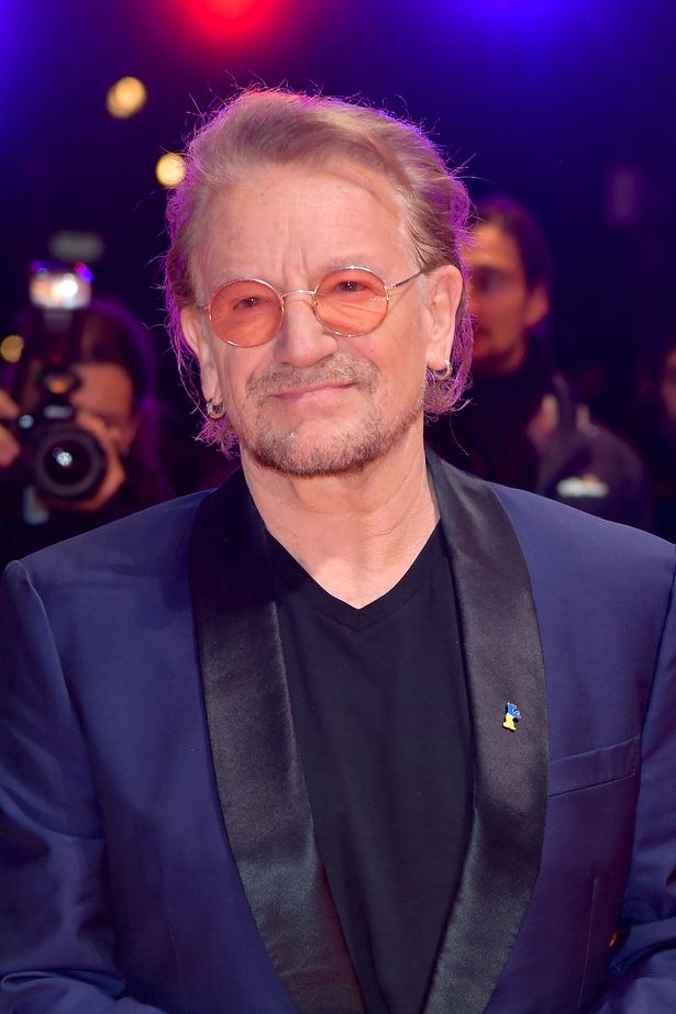   يحضر المغني الأيرلندي و U2 Frontman Bono عرض "Ingeborg Bachmann - Reise in Die Wüste" خلال مهرجان برلين الدولي 73 في برلين في برلينالي بالاست في 19 فبراير 2023 