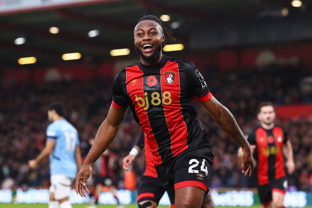 يحتفل أنطوان سيمينيو بعد تسجيله لصالح AFC Bournemouth
